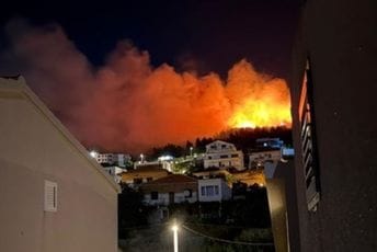 (FOTO) Veliki požar na hrvatskom primorju: Zatvorena Jadranska magistrala, vatra se primakla domovima
