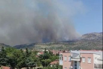 (VIDEO) Buknuo požar u Piperima: Gore kuće, očekuju dolazak Vojske