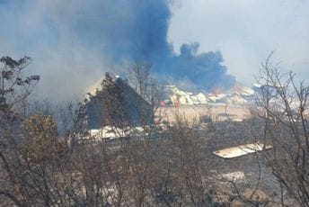 (VIDEO) Veliki požar u Piperima: Gore kuće, požar gase i iz vazduha, stigla i Vojska