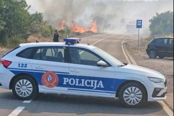 Požar u Kokotima, gori pored magistrale: U jednom momentu bio obustavljen i saobraćaj