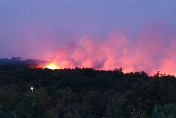 Noć u Piperima: Mještani strijepe, vatra se približava kućama (FOTO / VIDEO)