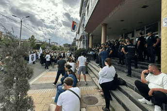 Novi Pazar: Sukob policije i demonstranata ispred zgrade suda