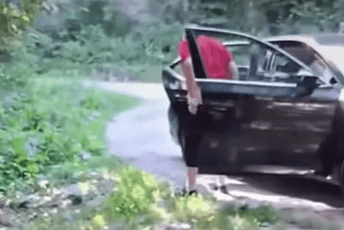 (VIDEO) BiH: Turisti iz Srbije bacili kesu smeća pa morali da je pokupe