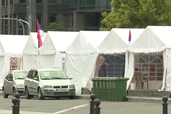 Beograd: Opozicioni poslanici uklonili ogradu, okupljeni iz Ćacilenda nasrnuli na njih