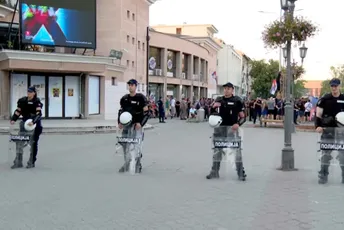 Počeo protest u Vrbasu: Policijski kordon između dvije grupe, naprednjaci laserom ometali novinarsku ekipu