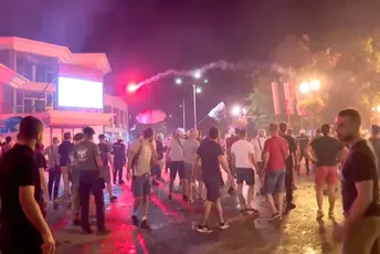(VIDEO) Sukobi u Vrbasu i Bačkoj Palanci: Na građane bačena flaše, kamenice i pirotehnika