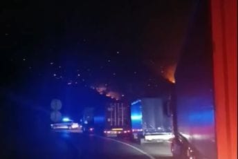 (VIDEO) Krirčno je i na Smokovcu: Policija obustavila saobraćaj zbog požara