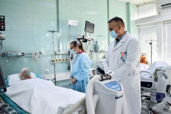 Predstavnici Ministarstva zdravlja i KCCG obišli povrijeđenog vojnika: Stanje stabilno, predstoji oporavak
