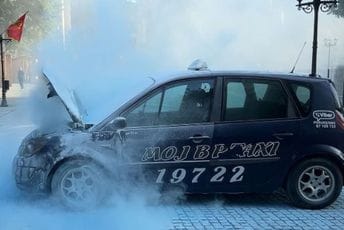 Bijelo Polje: Gorjelo taksi vozilo centru grada