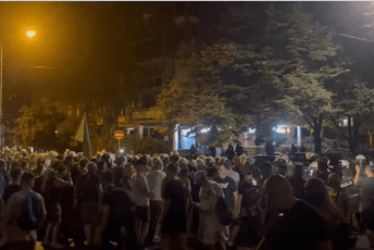 (VIDEO) Beograd: Građani poslije ponoći protestovali ispred sjedišta SNS-a na Vračaru