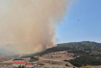 Piperi: Vatra na 200 metara od kuća, stigao helikopter; Kuči: Stalno izbijaju novi požari, stihija u brojnim selima