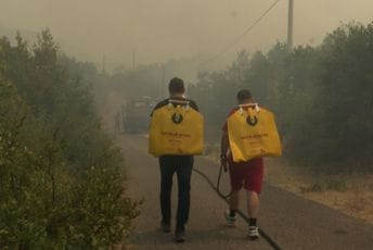 (FOTO/VIDEO) Pogledajte kako izgleda gašenje požara u Fundini: Građani sa naprtnjačama se uključili u akciju