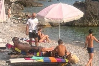 Fotografija zbog koje bruji internet: Dok Crna Gora gori, Krapović se sunča