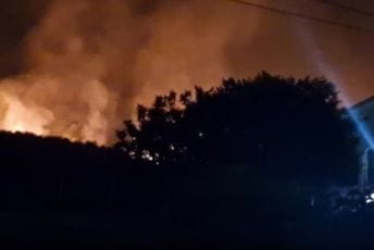 Vatra se razbuktala u Dinoši: Plamen se približio kućama
