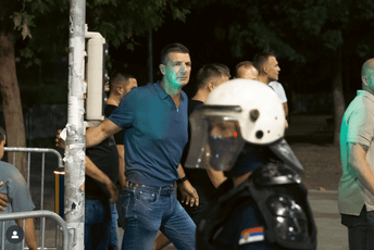 (FOTO) Andrej Vučić predvodi naprednjake u Ćacilendu: Demonstrantima vikao „ustaše“