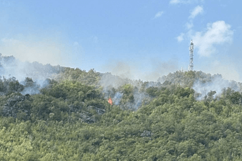 Širi se požar u Piperima: Zahvatio planinu Živa, ugroženo više sela