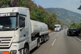 (FOTO) Stiže pomoć: Ogromna kolona autobusa i šlepera pod pratnjom ide iz Nikšića i Danilovgrada ka Podgorici