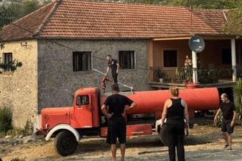 (VIDEO) Aktivno više požara u Tuzima: Vatra se približava kućama u dva sela