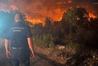 (FOTO) Šavnički vatrogasci na prvoj liniji požara u Podgorici: Mala ekipa, veliko srce