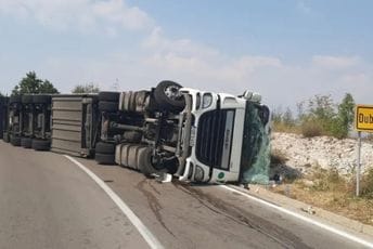 Prevrtanje kamiona na putu Cetinje - Njeguši: Jedna osoba lakše povrijeđena