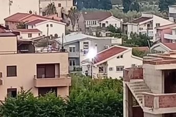 (VIDEO) U barskom naselju Ilino varničio stub rasvjete