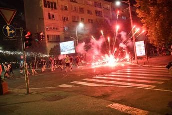 Pristalice SNS-a ispalile pirotehnička sredstva prema demonstrantima u Beogradu