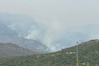 Piperi: Buknuo veći požar, na licu mjesta brojni vatrogasci Piperi: Buknuo veći požar, na licu mjesta brojni vatrogasci