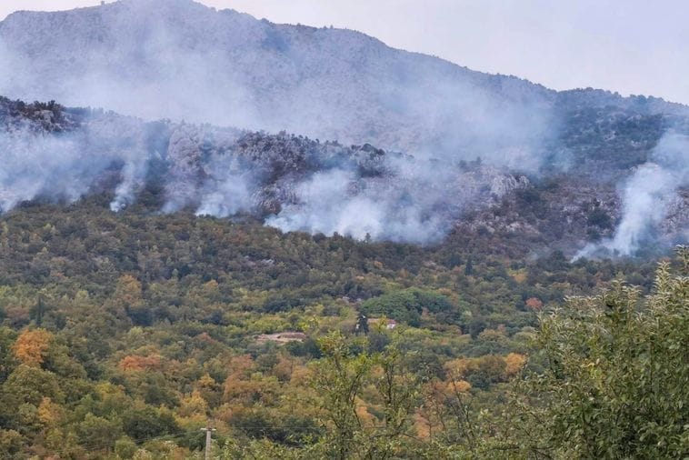 Kuće odbranjene u Piperima, vatrogasci i dalje dežuraju