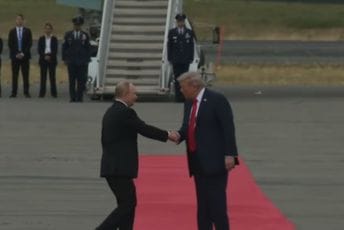 (VIDEO) Tramp dočekao Putina na Aljasci, na pisti crveni tepih za lidere  SAD-a i Rusije