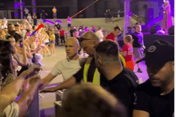 Loznica: Građani prekinuli koncert Jelene Karleuše, policija evakuisala pjevačicu