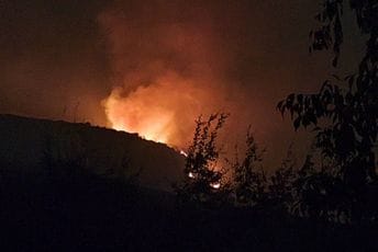 Evo kako je u Piperima: Požar se ponovo spušta ka Drezgi, ali i prema selu koje je prvog dana jako stradalo (FOTO / VIDEO) Piperi večeras