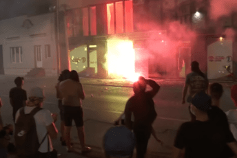 Još jedna haotična noć u Srbiji: U Valjevu zapaljene prostorije SNS-a (VIDEO)