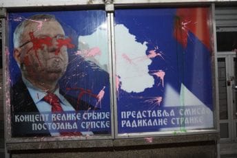 Srbija: U Zemunu razlupano sjedište SRS, u Valjevu demolirane prostorije SNS-a i gradske uprave (VIDEO)