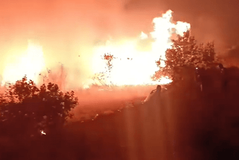 Pogledajte borbu sa stihijom u Milunovićima; Stijena: Nešto stabilnije u blizini kuća; Iznad Pipera u ovim momentima sijeva Pogledajte borbu sa stihijom u Milunovićima; Stijena: Nešto stabilnije u blizini kuća; Iznad Pipera u ovim momentima sijeva