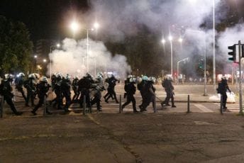 (VIDEO) Žestoki sukobi policije i građana u Srbiji: Bačen suzavac i šok bombe, demolirane institucije, uhapšeno više osoba