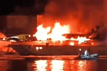 Budva: Izgorjela jahta, vlasnik u momentu izbijanja požara bio na njoj (VIDEO)
