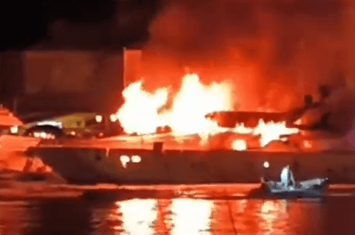 Budva: Izgorjela jahta, vlasnik u momentu izbijanja požara bio na njoj (VIDEO)