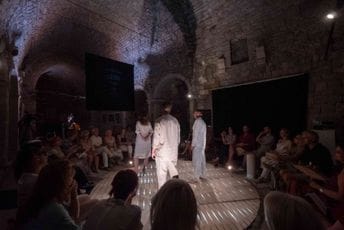 Grad teatar: Scena u krugu i publika oko nje, “Toplo” u Crkvi Santa Maria in Punta