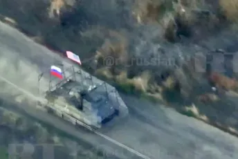 Moskovska propaganda objavila video: Na transporteru na ratištu ruska i američka zastava