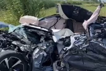 Strahovit udes kod Skadra: Jedan poginuo, četvoro povrijeđeno, auto potpuno smrskan