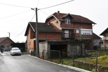 Novi detalji pronalaska djece u kući u Brčkom: Spavali su po podu i trpjeli nasilje, protiv 12 roditelja podignute optužnice