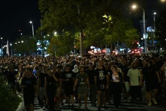 U Beogradu haos: Policija se sukobila sa građanima, bačeni suzavci, razbijene prostorije SNS; Vučić: Gonićemo ih brže, jače i više