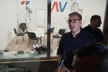 (VIDEO) Vučić došao da obiđe razlupane prostorije SNS-a: Građani ga ispratili povicima „ua“