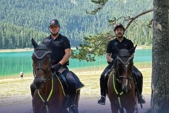 (FOTO) Policija na konjima patrolira Žabljakom
