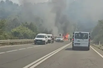 Gori kombi na putu Nikšić - Danilovgrad: Vatra zahvatila i okolno rastinje