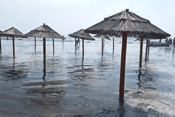 (FOTO) Talasi i strujanja vode poplavili kupališta na Velikoj plaži