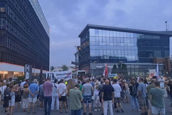 Beograd: Skup podrške ispred N1, građani zabrinuti za sudbinu nezavisnih medija