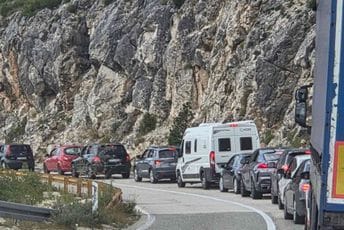 (FOTO) Kilometarske kolone na granici sa BiH: Čeka se i po nekoliko sati na izlazu iz Crne Gore