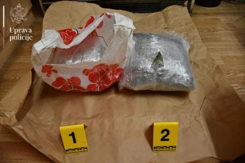 Uhapšen osamnaestogodišnji Budvanin: Preticao kolonu vozila, bježao policiji, pronađeno više od 2 kg marihuane i oko 1.000 eura