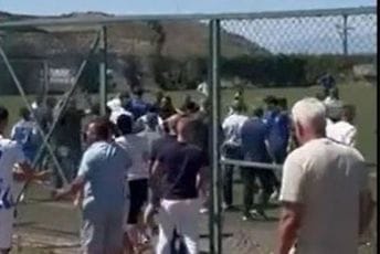 (VIDEO) Haos na utakmici: Roditelji utrčali na teren i tukli djecu